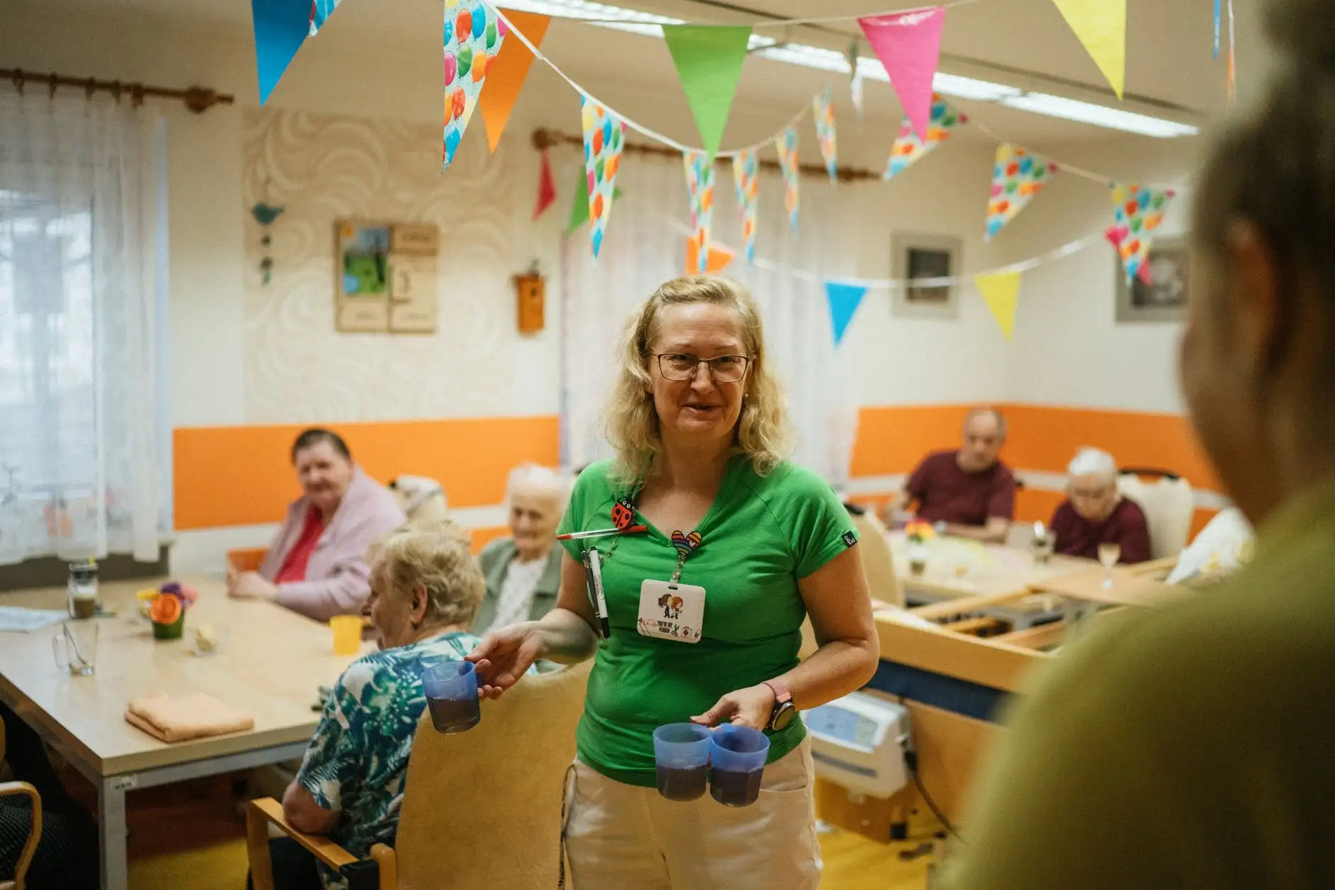 2024年重庆美甲加盟市场分析：品牌授权与自主创业的成本效益对比
