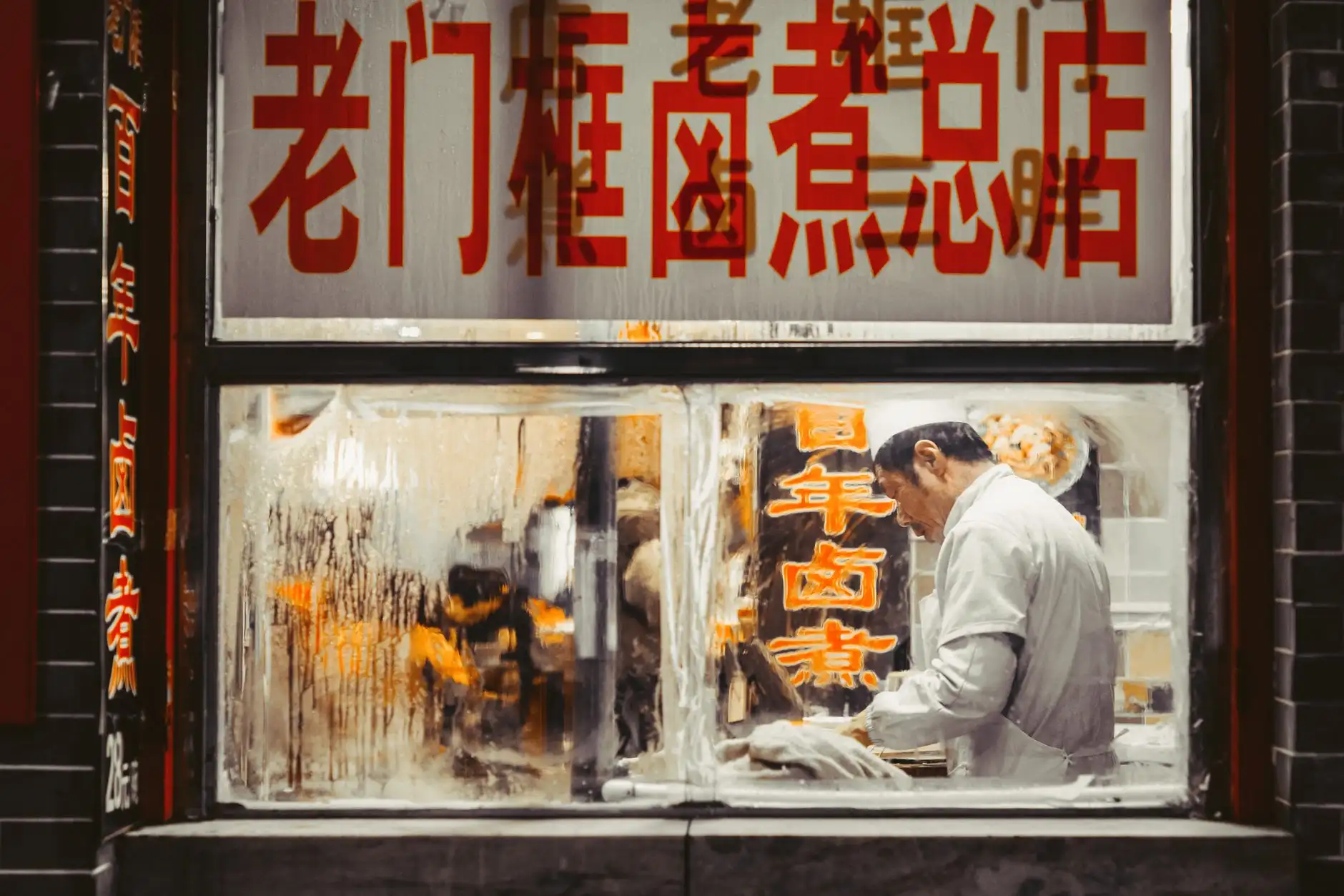 重庆美甲加盟店扶持政策详解：从选址到开业全流程支持
