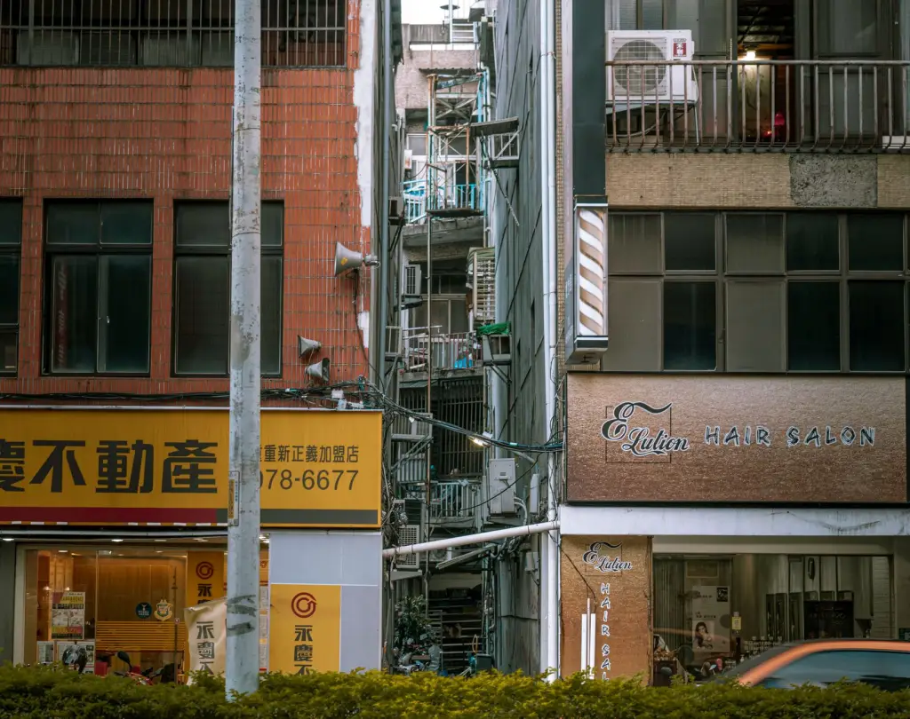 2024年重庆美甲加盟市场分析：品牌授权与自主创业的成本效益对比正文配图 1